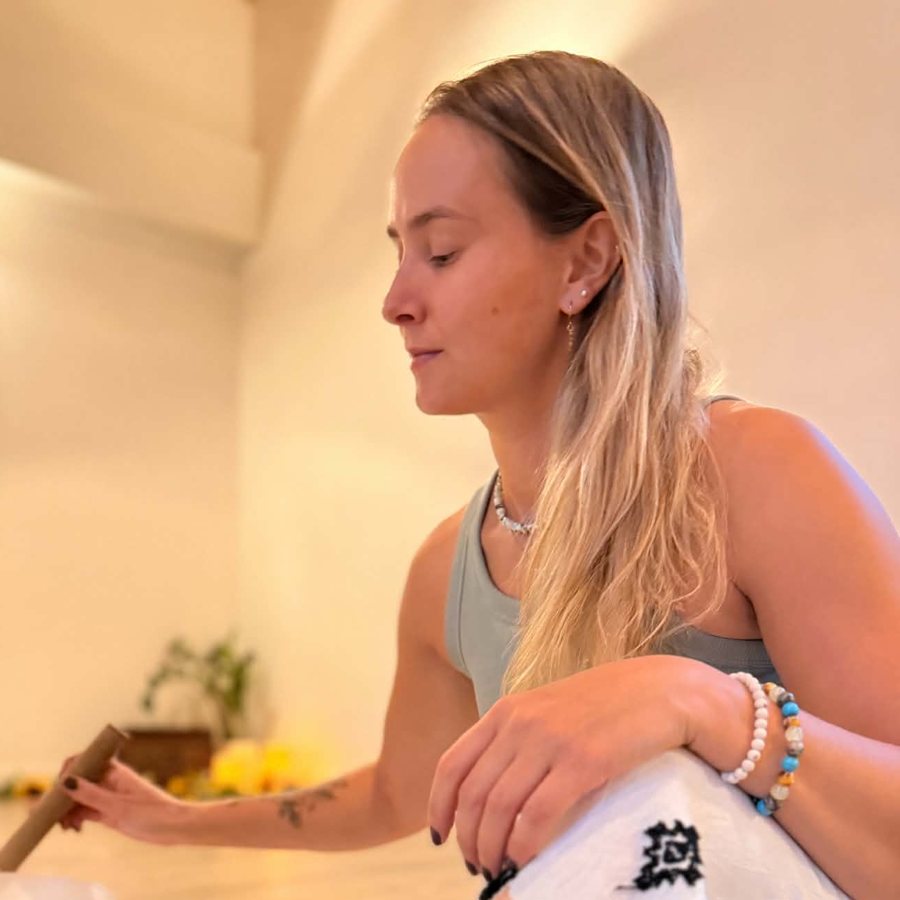 Bianca, de profil, joue du bol chantant